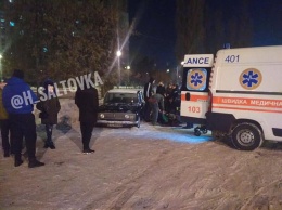 Девушке сломали ногу возле ТРЦ в Харькове (видео)