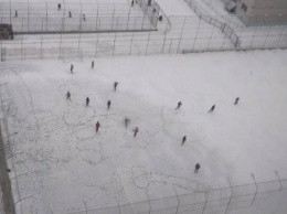 В Воронеже спортивная площадка зарисована огромными пенисами