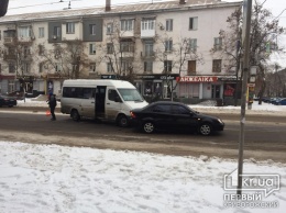 В Кривом Роге маршрутка врезалась в легковушку