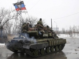 Боевики несут потери под Донецком, в город прут танки - соцсети