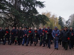 Возложение цветов состоялось у Вечного огня в Симферополе в честь Дня неизвестного солдата