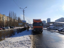 ДТП в Днепре: грузовик сломал билборд