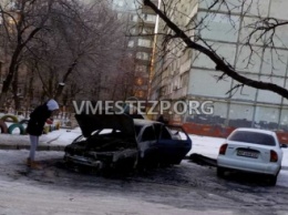В Запорожье ночью снова сгорел автомобиль (ФОТО)