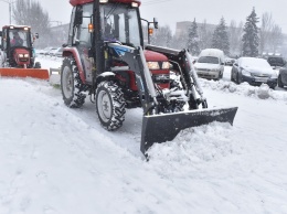 Запорожские дорожники убирают снег круглосуточно