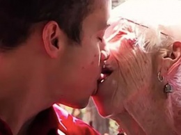 31-летний мужчина встречается с 90-летней женщиной. Это любовь?!