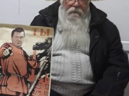 В Мариуполе пенсионер расклеивал плакаты с Януковичем в образе красногвардейца