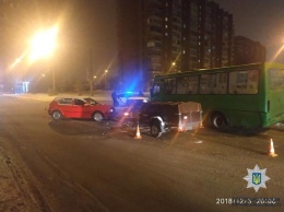 Есть пострадавшие: в Харькове - тройное ДТП с маршруткой