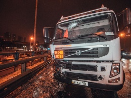 Ночью в Киеве бензовоз врезался в отбойник и блокировал Столичное шоссе. Фото