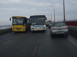 На Новом мосту у маршрутки отпало колесо: образовалась огромная пробка