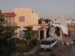 В Мексике самолет упал на жилой дом, четверо погибших