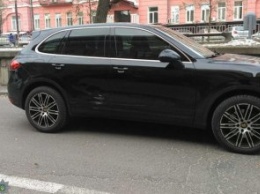 В центре Днепра столкнулись Porshe Cayenne и Mercedes Benz (ФОТО)