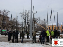 В Полтаве начали устанавливать главную елку с шатром (фото)