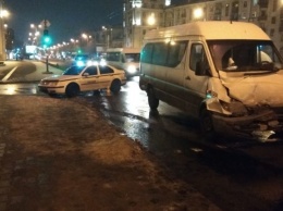 В Запорожье маршрутка протаранила автобус, есть пострадавшие (ФОТО)