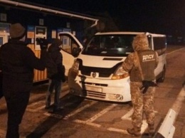 Водитель микроавтобуса задержан за перевозку граждан в РФ через оккупированный Крым