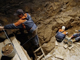 В Денисовой пещере на Алтае нашли диадему каменного века из бивня мамонта