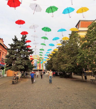 Красота! В Берегово появилась улица летающих зонтиков (ФОТО)