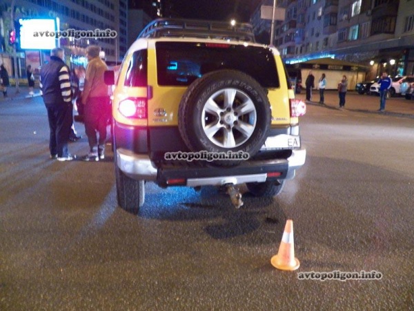 ДТП в Киеве: на Леси Украинки Toyota FJ Cruiser протаранил ВАЗ. ФОТО