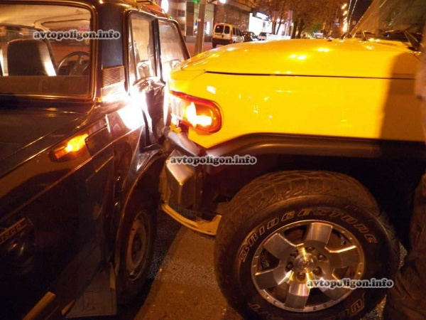ДТП в Киеве: на Леси Украинки Toyota FJ Cruiser протаранил ВАЗ. ФОТО