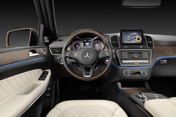 Официально представлен новый Mercedes-Benz GLS 2017