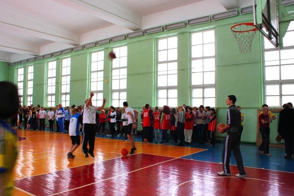 Самый спортивный факультет Криворожского пединститута заработал 2 тысячи гривен(фото)