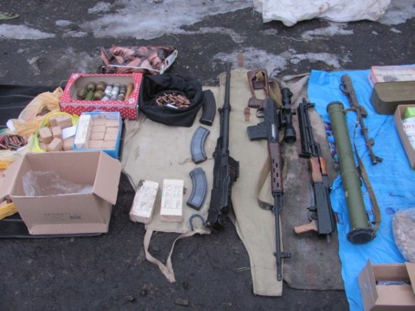 В Старобельском районе в жилом доме нашли схрон оружия