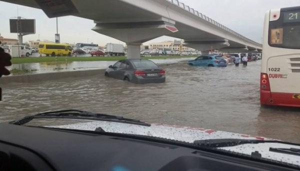 Мощный циклон накрыл Дубай: наводнение затопило летное поле