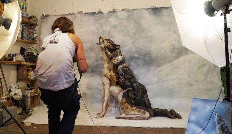 На этой удивительной картине волка три обнаженные женщины! Найдете?