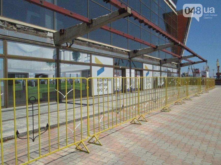 Здание одесского Морвокзала «застыло» в реконструкции (ФОТО)
