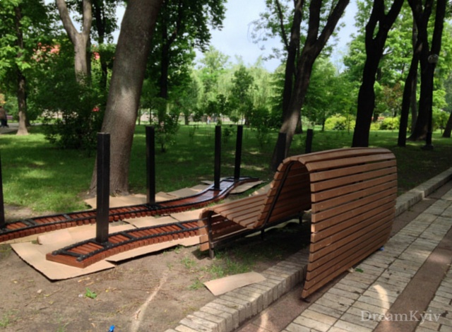 В парке Шевченко монтируют новые дизайнерские лавочки