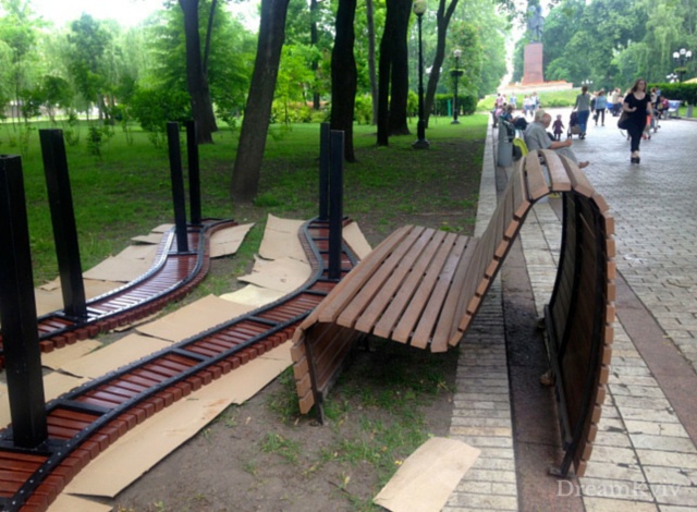 В парке Шевченко монтируют новые дизайнерские лавочки
