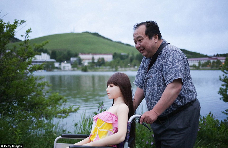 Японец бросил жену и двоих детей ради секс-куклы (ФОТО)