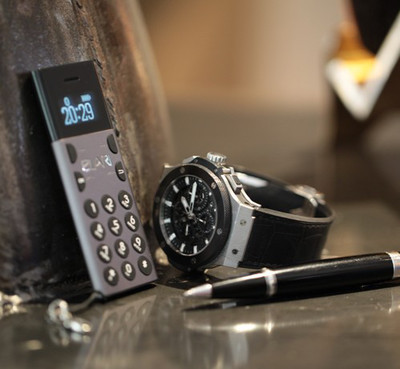 Новый кнопочный телефон Elari Nanophone весит чуть более 30 грамм