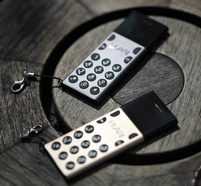 Новый кнопочный телефон Elari Nanophone весит чуть более 30 грамм