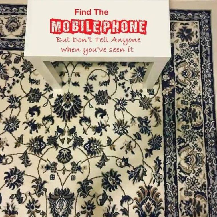 Сможете найти мобильный телефон на этом ковре?