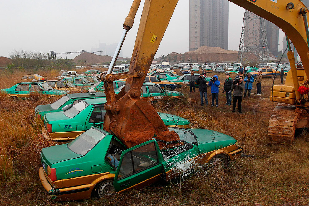Печальное зрелище: как выглядят свалки автотранспорта в Китае