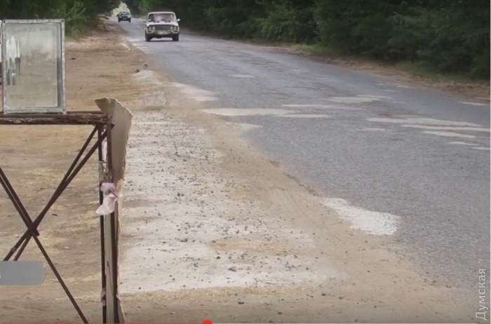 Не дожидаясь чиновников, жители поселка Лиманское сбросились деньгами и сами сделали ремонт дороги