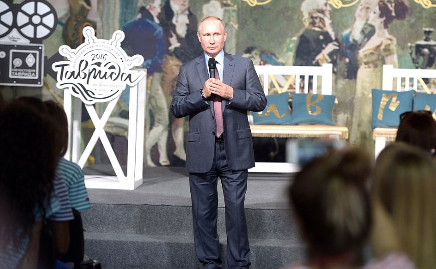 На форуме «Таврида» Путин рассказал, чего ждет от молодых режиссеров, и оставил автограф на аллее граффити (ФОТО)