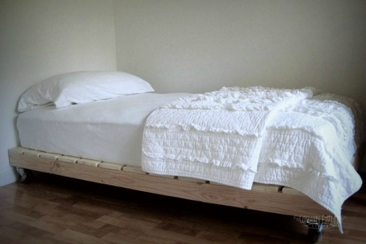 Зачем покупать кровать, если можно ее смастерить из поддонов?