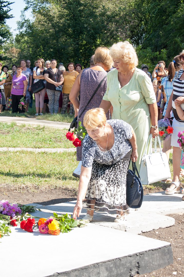 В макеевском поселке Криничная открыли памятник погибшим мирным жителям