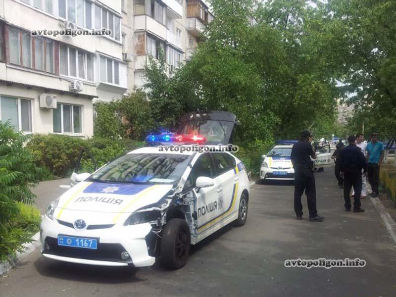В Киеве на Оболони полицейское авто протаранило дорожный знак. ФОТО+видео