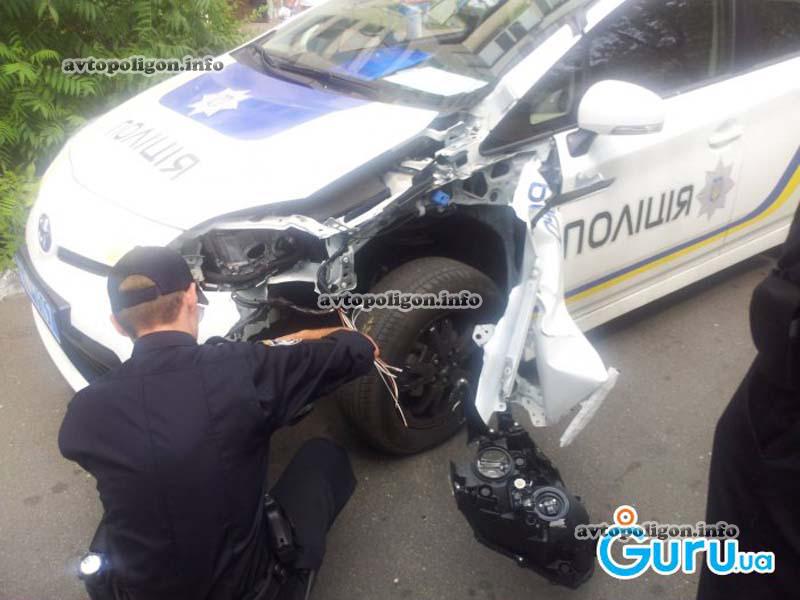 В Киеве на Оболони полицейское авто протаранило дорожный знак. ФОТО+видео
