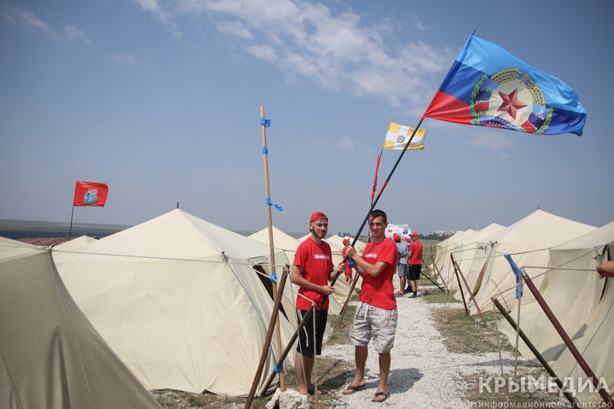 В патриотический лагерь «Донузлав» на отдых прибыли дети из Сирии и Луганска (ФОТО)