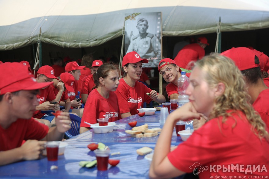 В патриотический лагерь «Донузлав» на отдых прибыли дети из Сирии и Луганска (ФОТО)