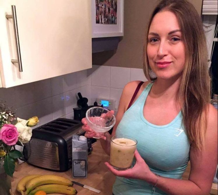 Веганка из Британии каждое утро завтракает смузи со спермой, которой с ней делится лучший друг