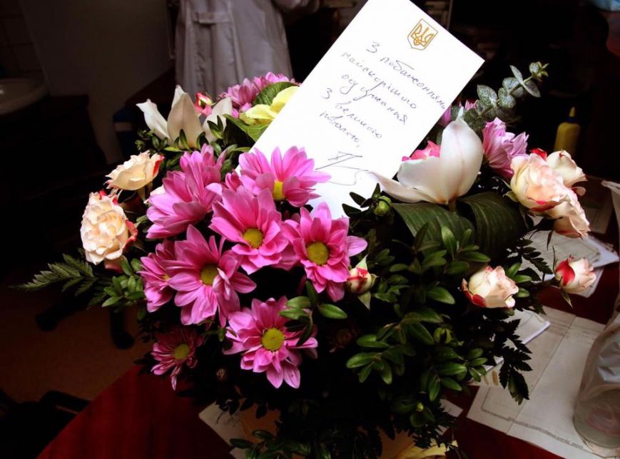 В Днепре Аде Роговцевой, которая сейчас в реанимации больницы Мечникова, передали букет цветов (ФОТО)