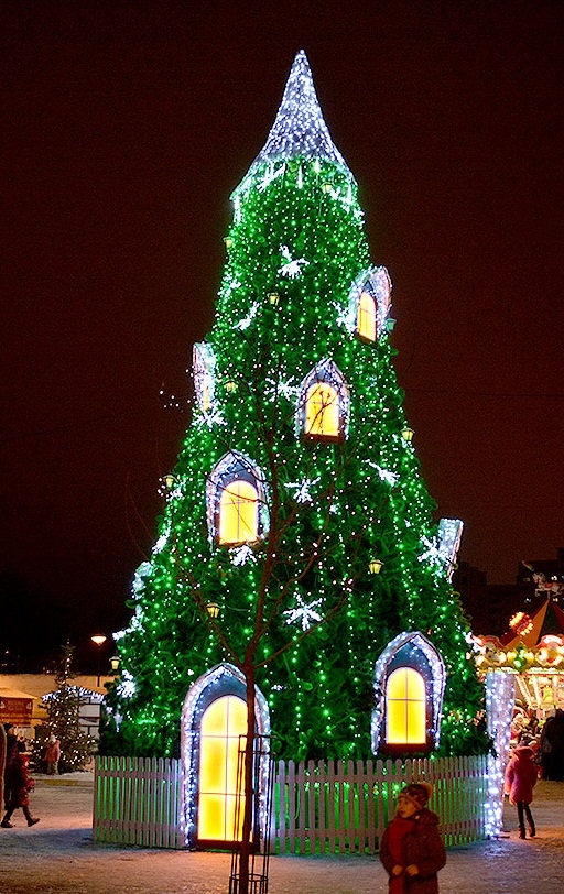 Самую дорогую елку установили в Ирпене, самые дорогие гирлянды - в Буче