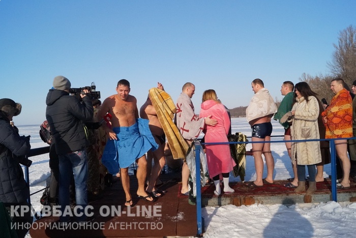 Традиционные крещенские купания прошли на Карачуновском водохранилище (фото)