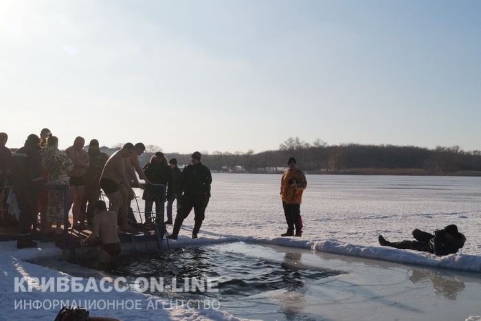 Традиционные крещенские купания прошли на Карачуновском водохранилище (фото)