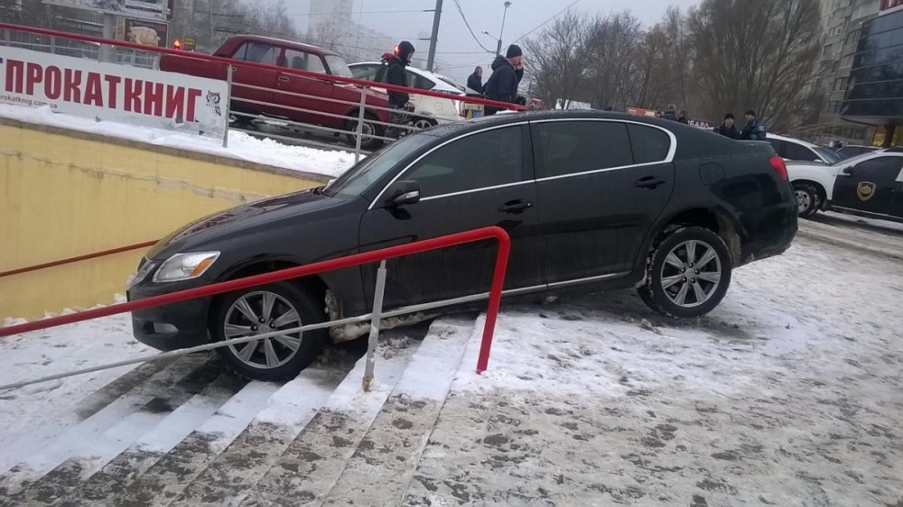 В Харькове Lexus припарковался на ступеньках лестницы (Фото, Видео)