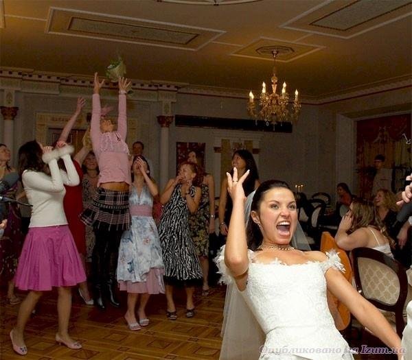 Смешные фото подружек, которые ловят букет невесты (ФОТО)